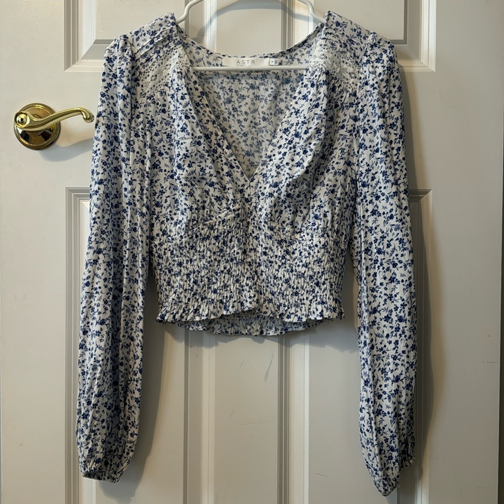 ASTR white & blue floral long-sleeve v-neck crop top